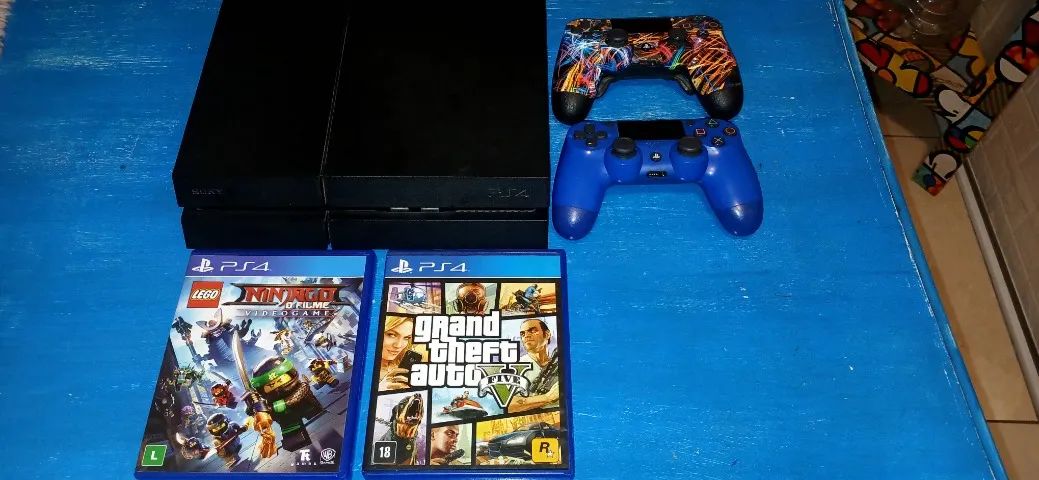 PS4 2 CONTROLES E 2 JOGOS