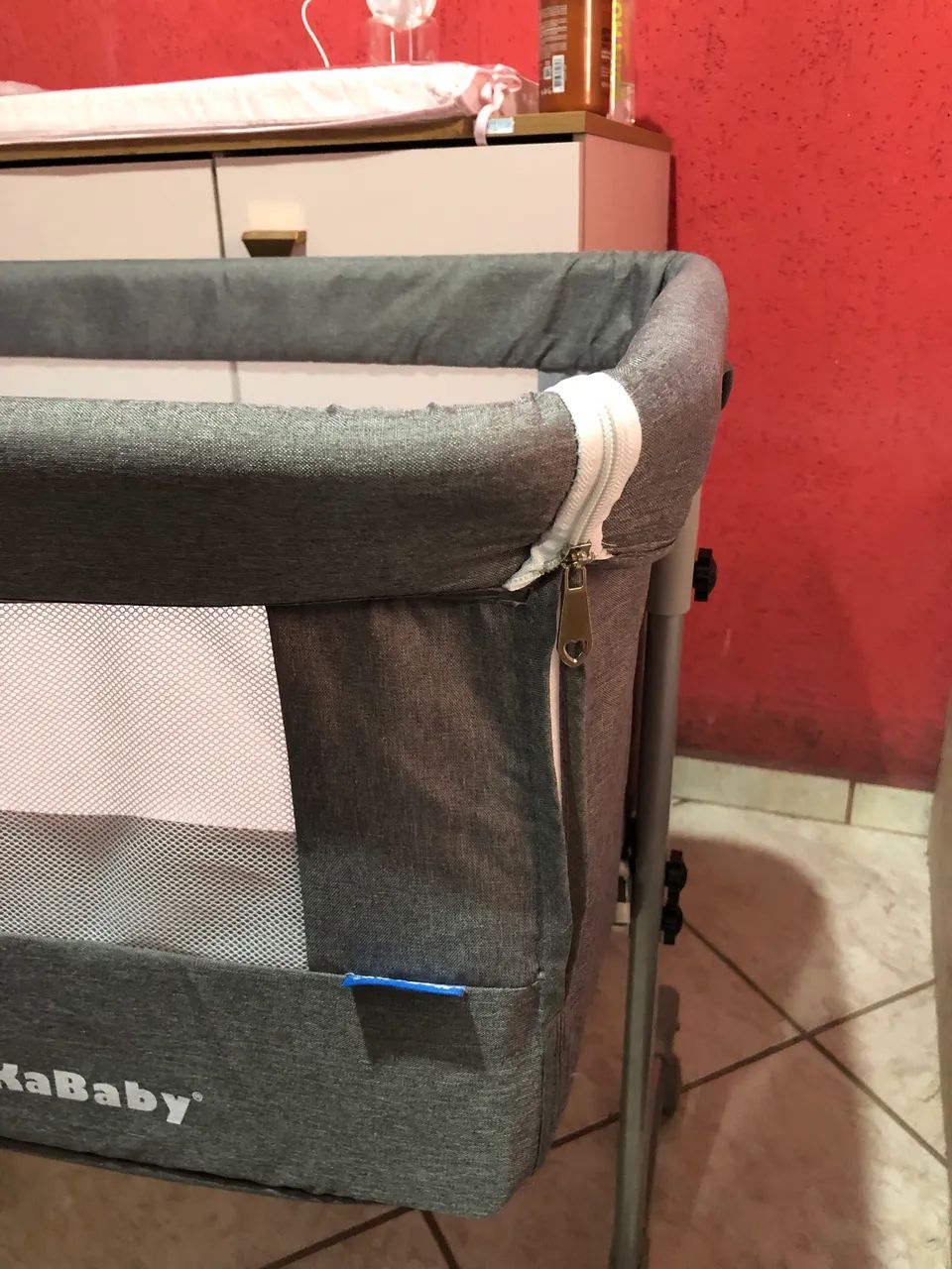 Berço Moisés Kababy acopla na cama cinza - Foto 2
