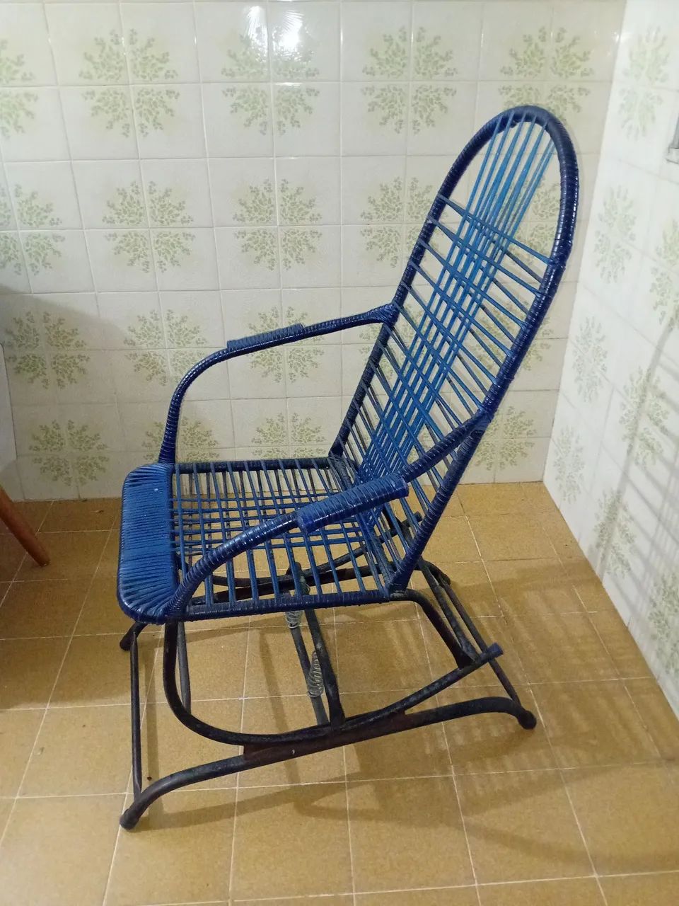 Vendo cadeira de balanço de ferro - Foto 2