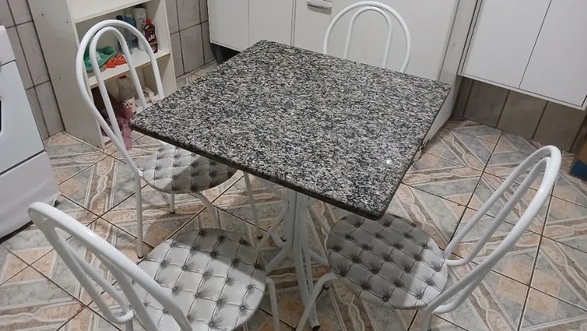 Mesa e 4 cadeiras.