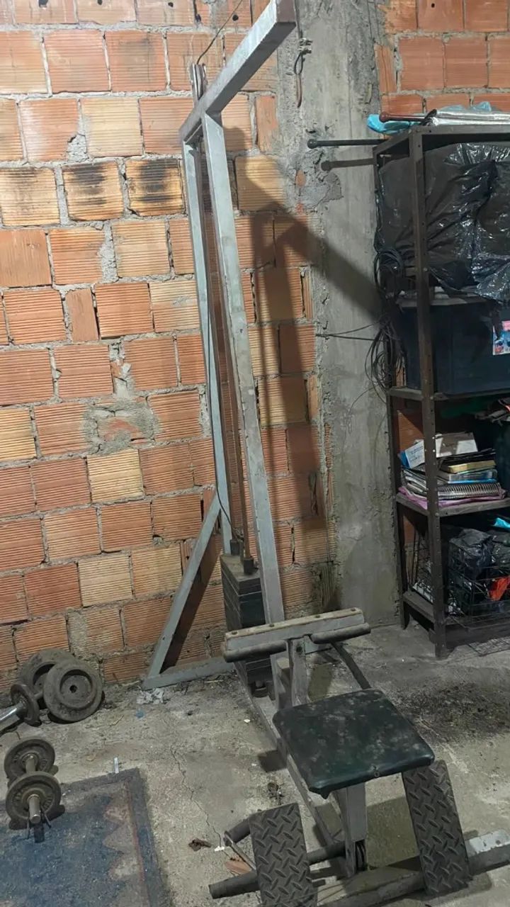 máquina de puxada alta (lat pulldown)