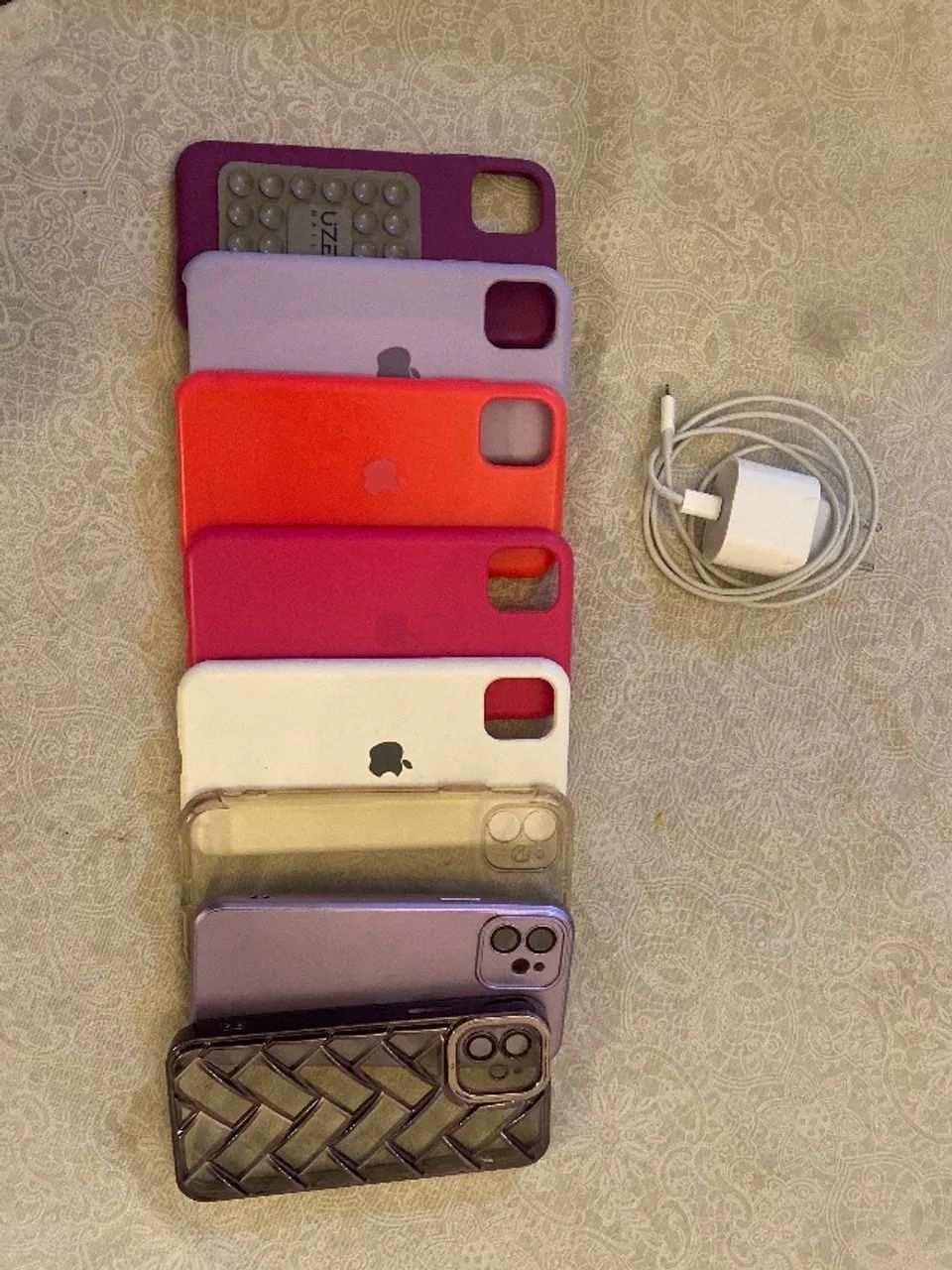 IPHONE 11 ótimo 8 capinhas e película junto  - Foto 2
