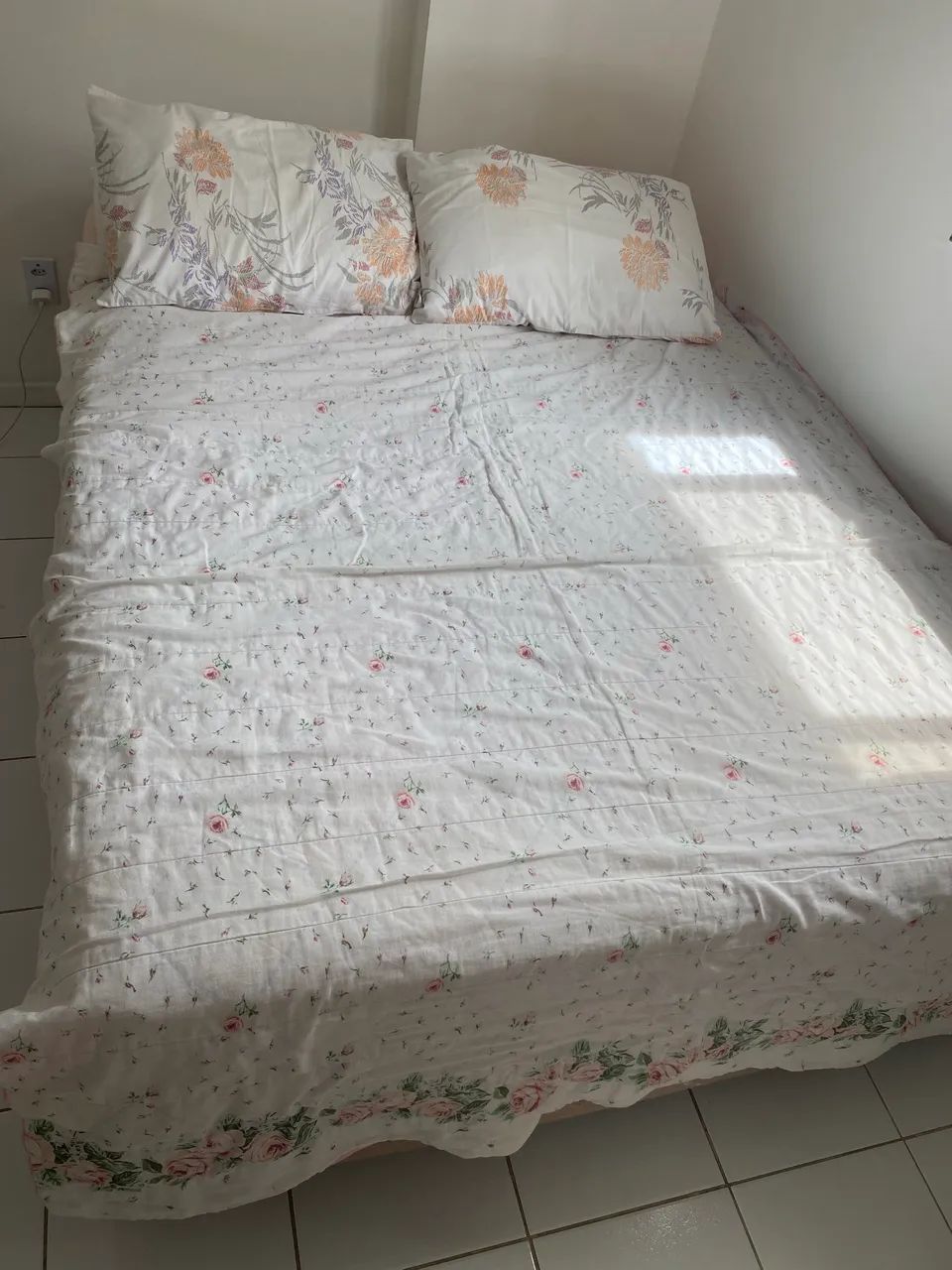 Cama Casal Estofada em Excelente Estado - Foto 2