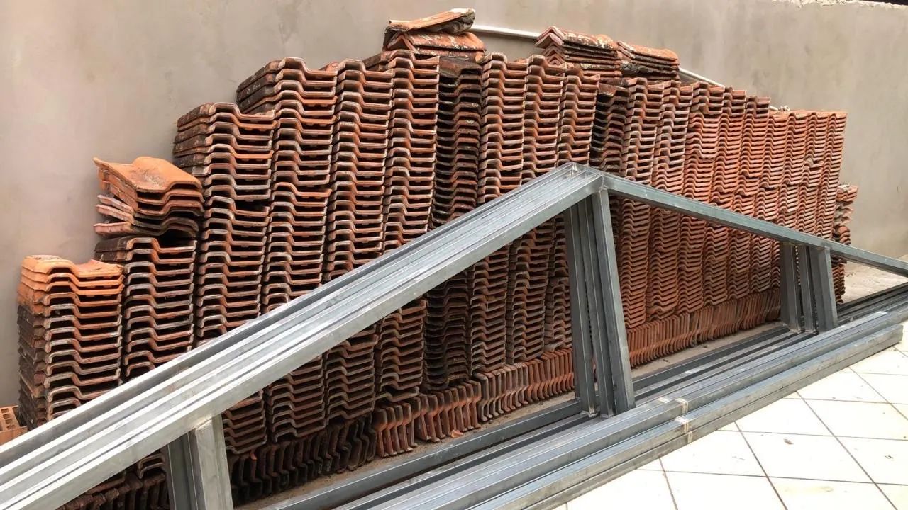 960 telhas romanas cerâmicas e 16 goivas de cumeeira - Foto 2