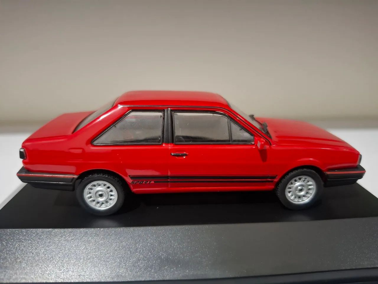 Miniatura VW Santana Sport (1990) 1:43 - Foto 4