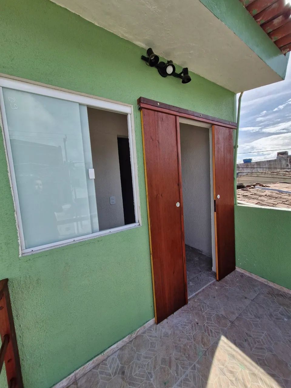 Alugo casa na Avenida Brasil, bairro Poço.