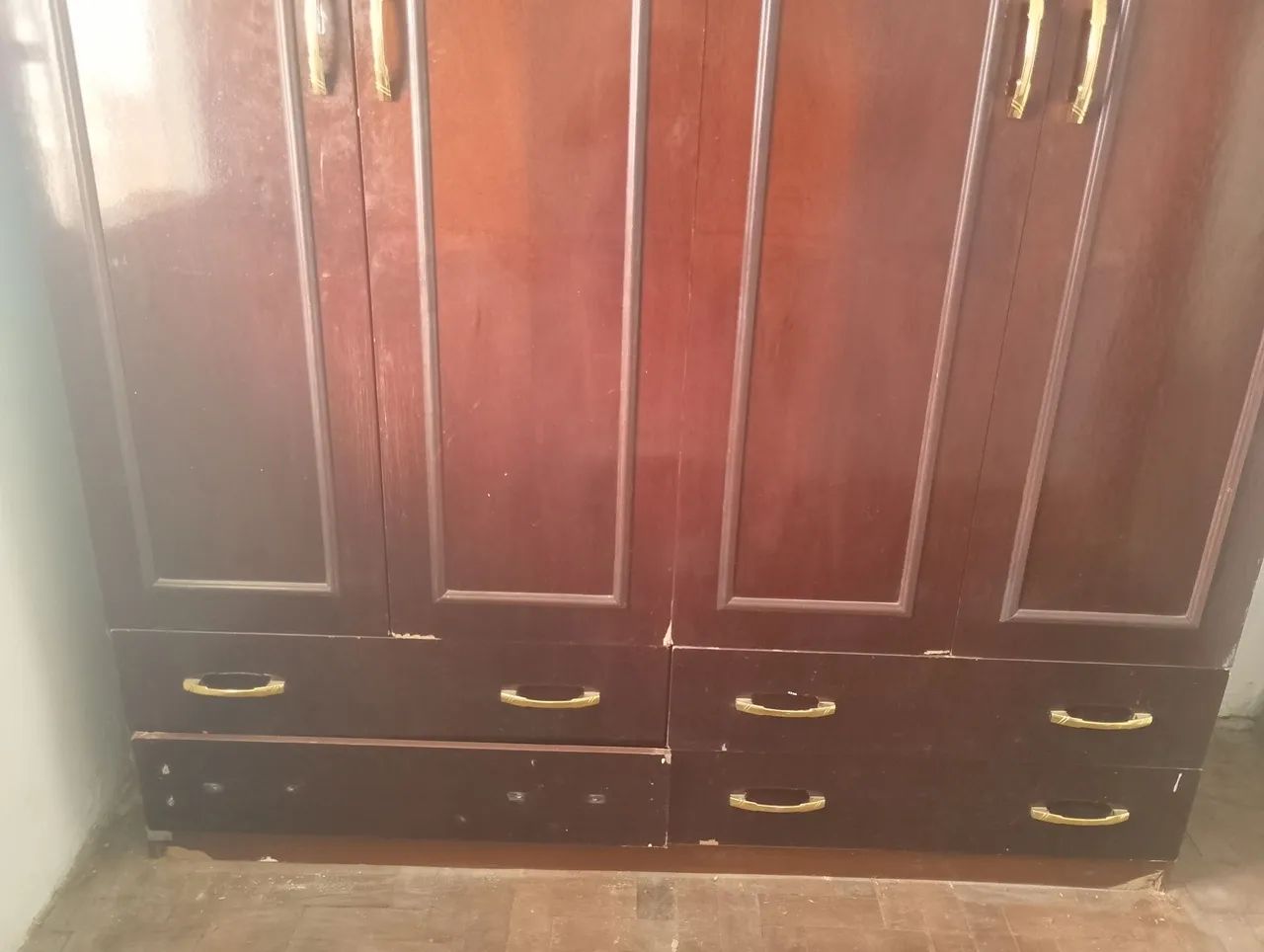 EXCELENTE GUARDA ROUPA 