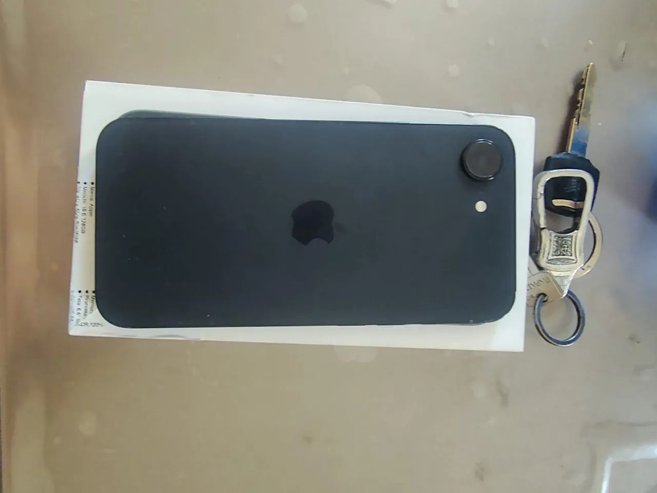 Vende-se iPhone 16e na caixa três meses de uso cm nota fiscal e no seguro  valor 3.000