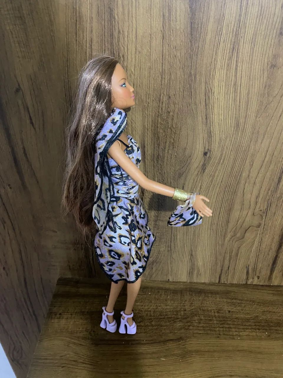 Barbie morena com roupa de onça 