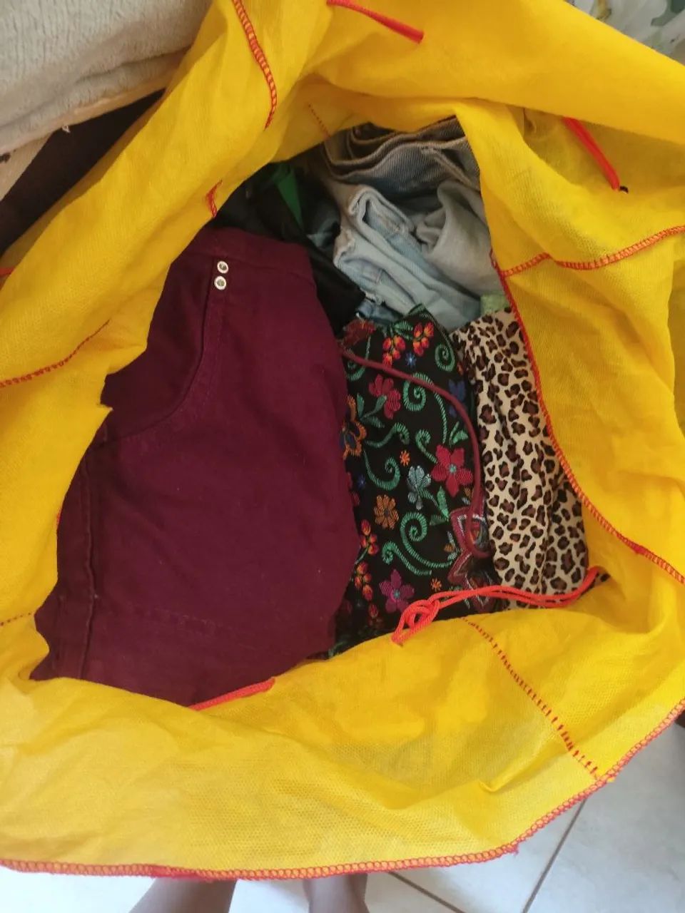 Lote de roupas usadas  - Foto 2