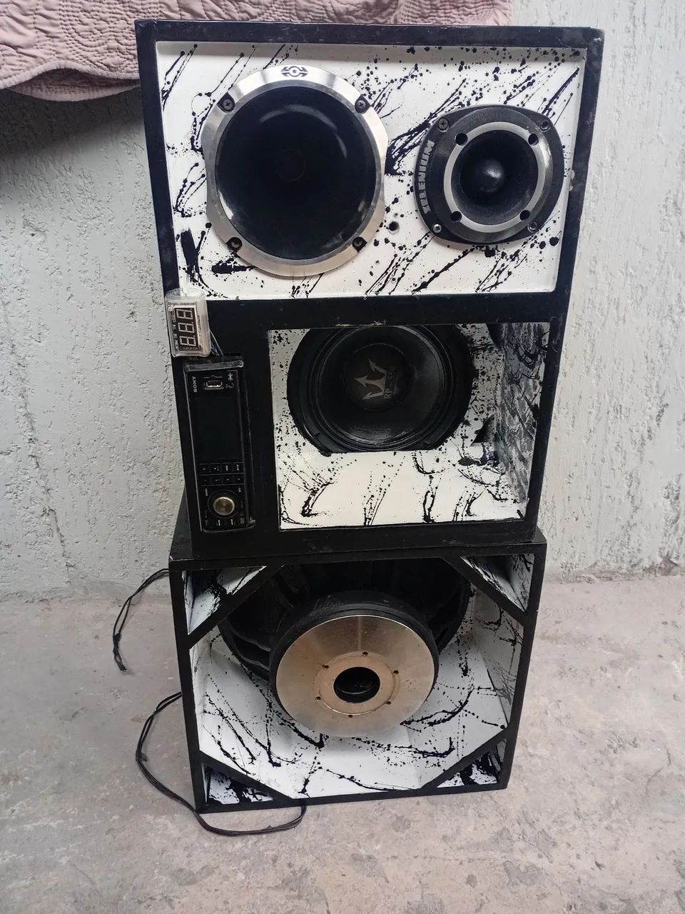 Vendo caixa 4 vias com grave de 15 polegadas 1500 rms
