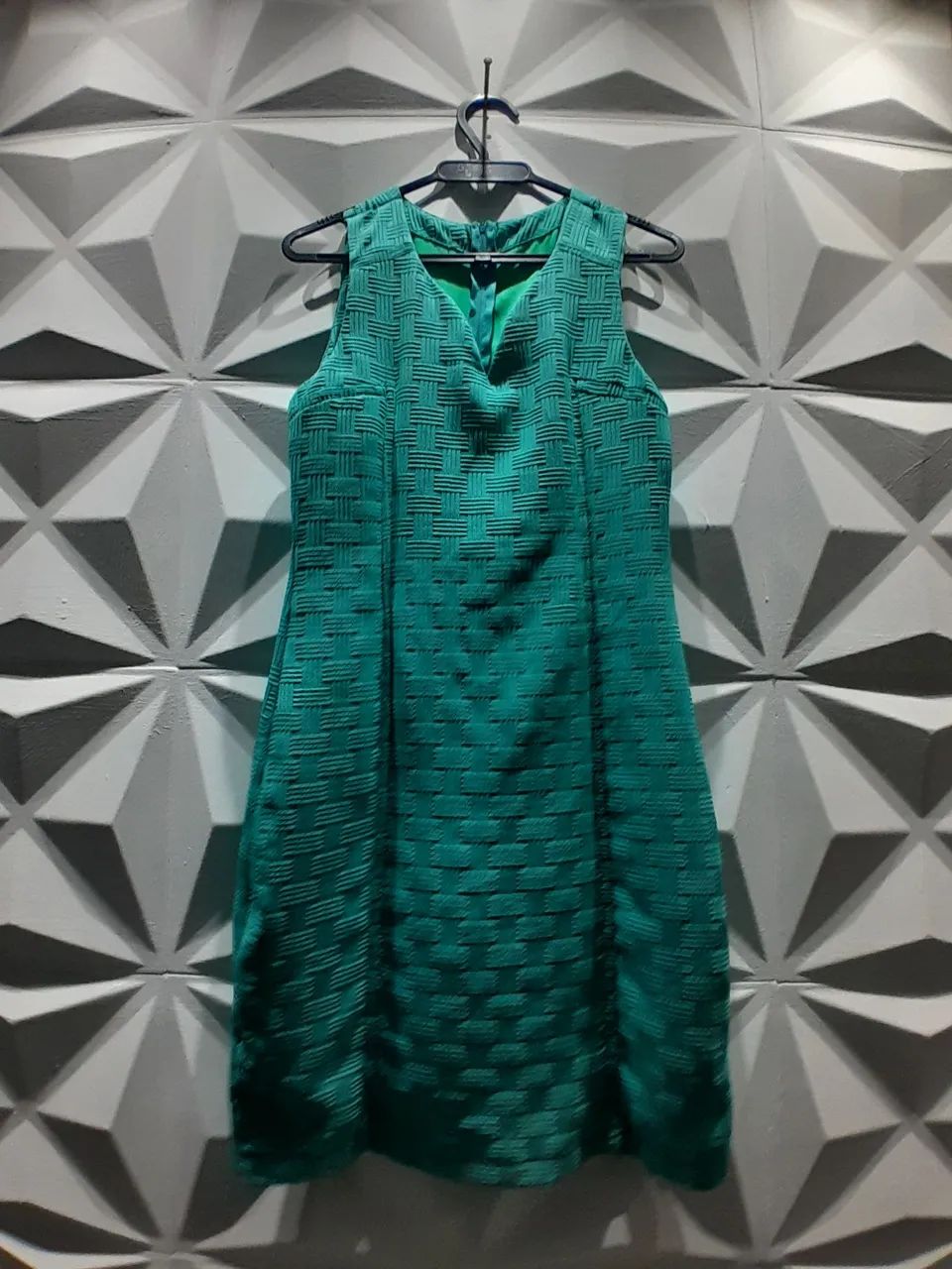 Elegante vestido verde com forro e zíper 