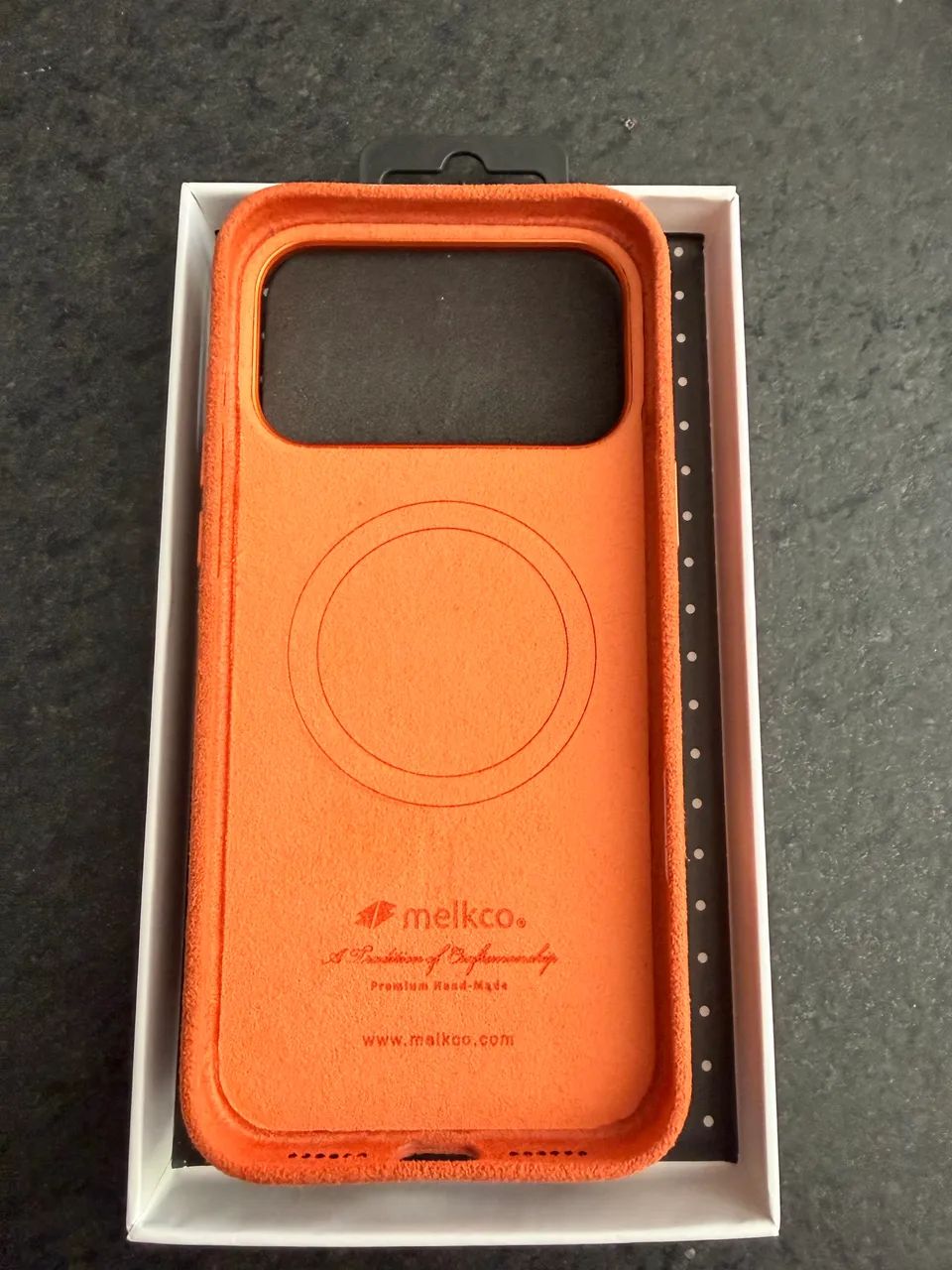 Capa iPhone 17 pro Max alcantara com mag safe - Foto 2