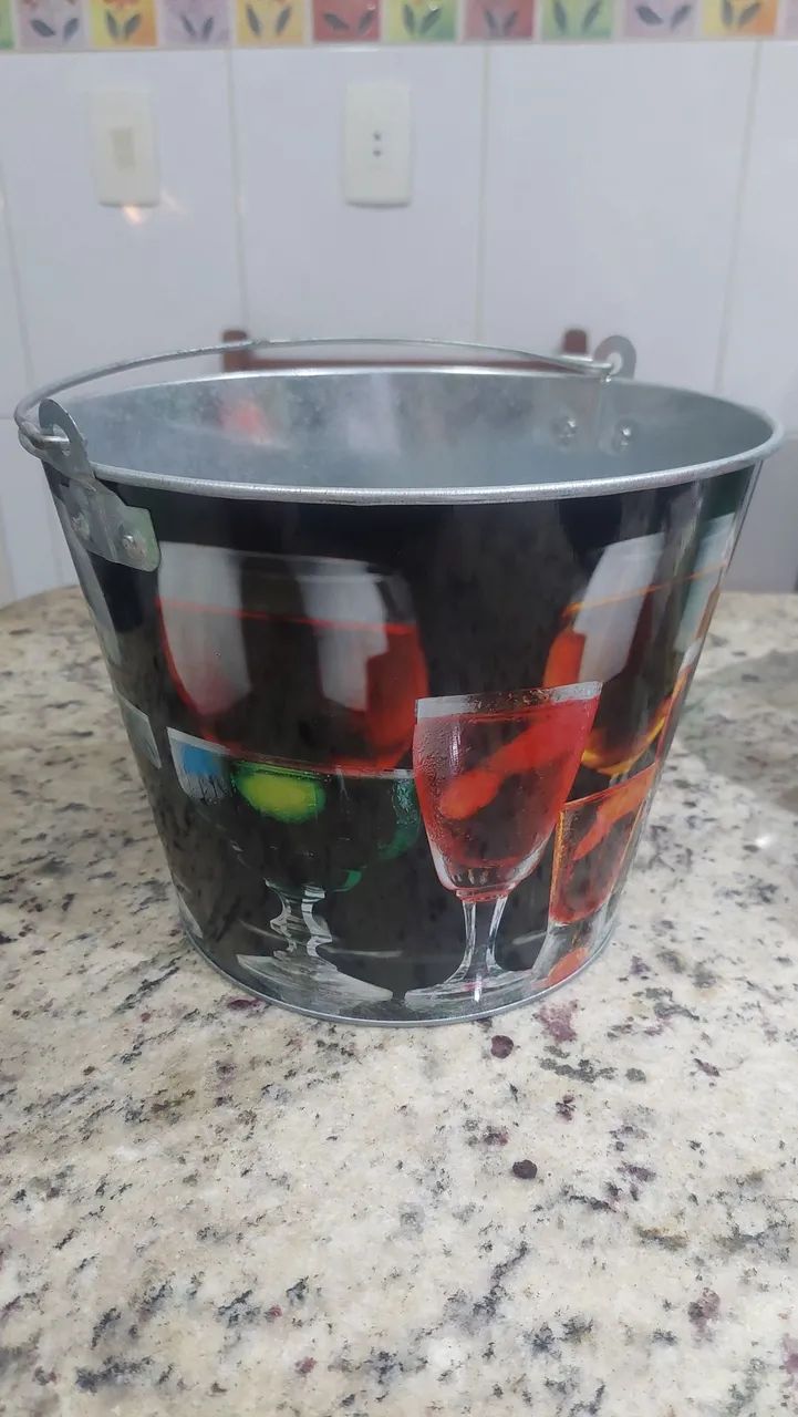 Balde de metal para gelo e bebidas 