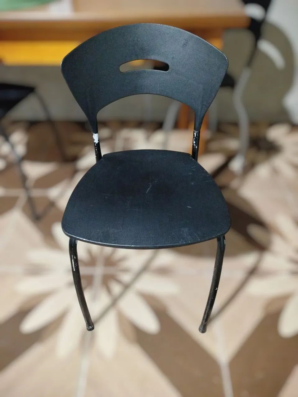 4 Cadeiras Moderna Preta de Ferro e Plástico - Foto 5