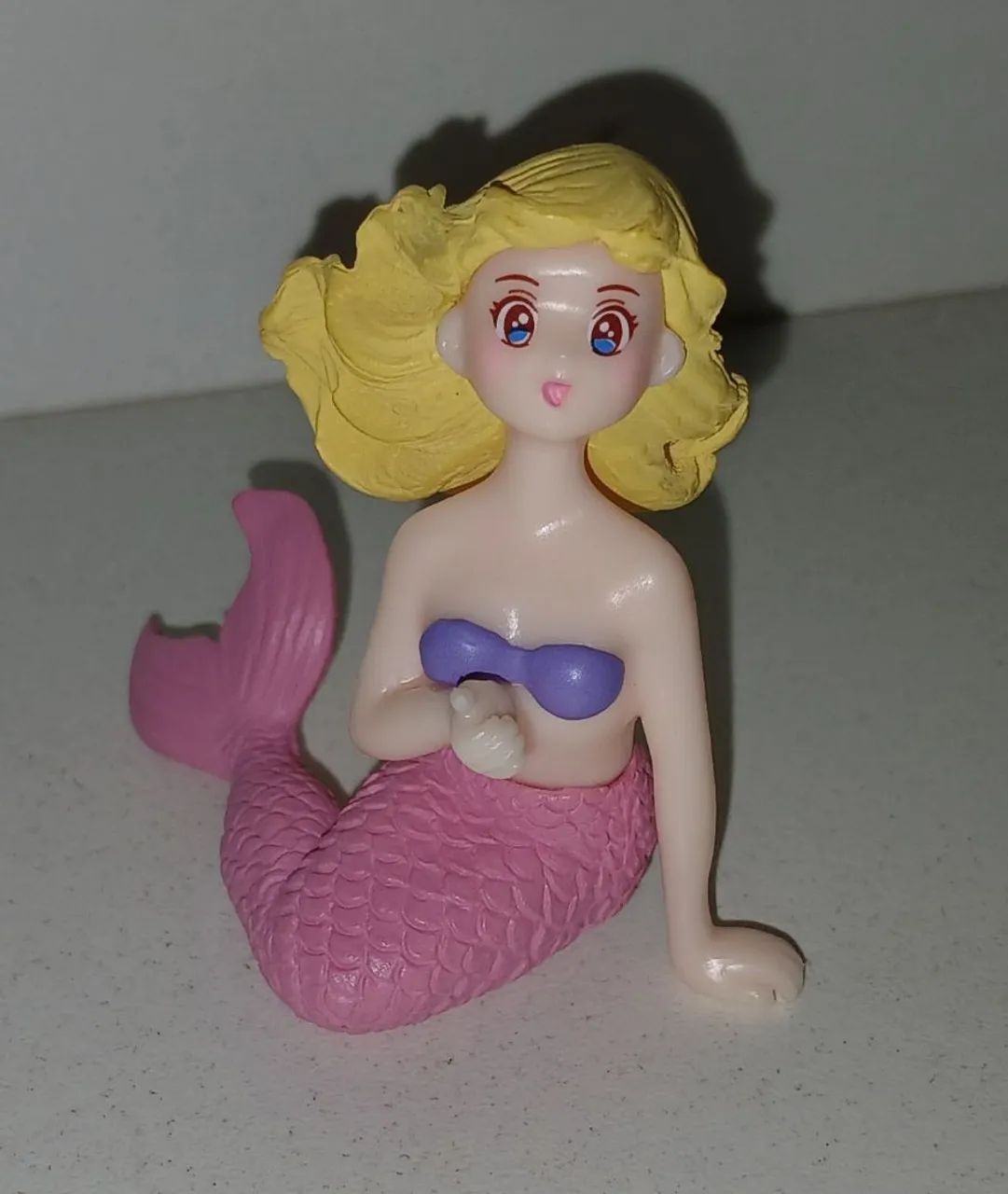 BONECA MINIATURA SEREIA LOIRA CAUDA ROSA SENTADA