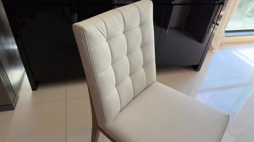 6 Cadeiras de Jantar em Couro Creme e Madeira Maciça | Encosto Matelassê - Foto 2