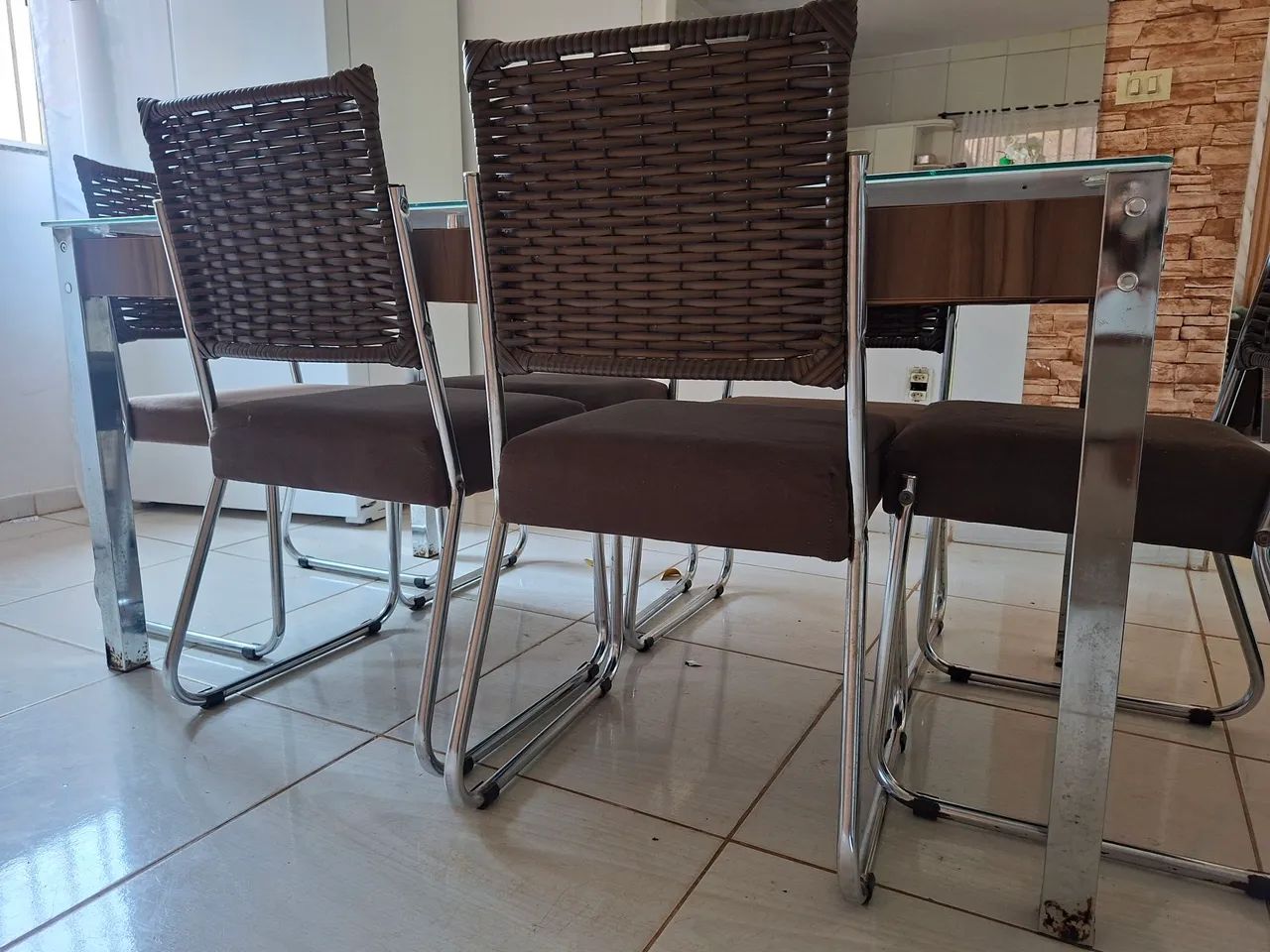 Mesa com tampo de vidro e  6 cadeiras  - Foto 3