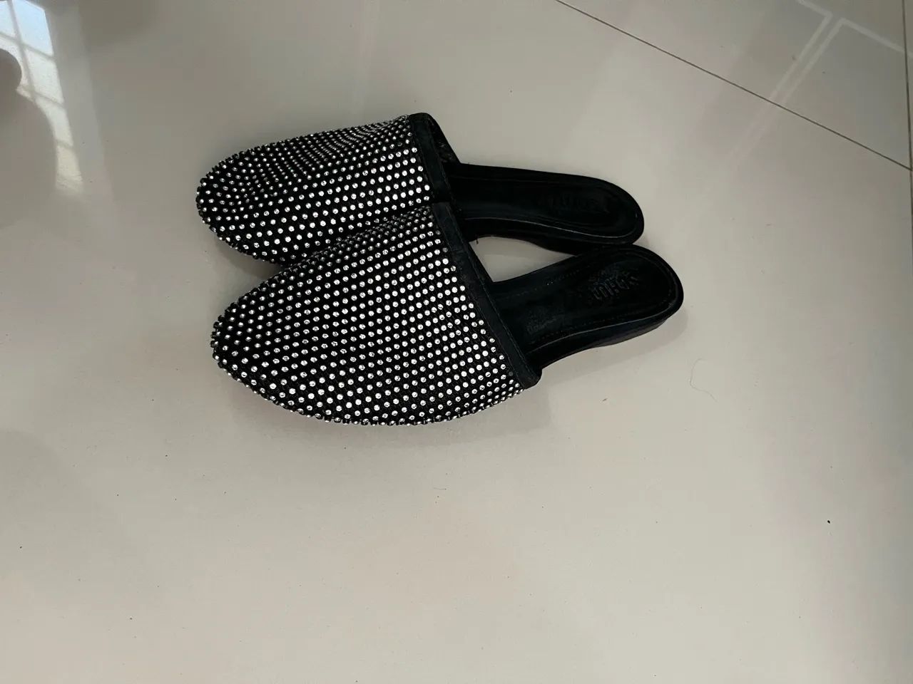 Mule Flat Schutz Preto Original com Brilhos/Strass - Bico Fino