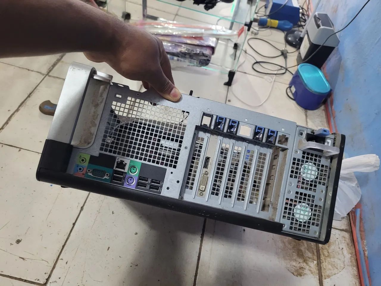 Servidor Dell Precision T3610 32GB de ram com defeito(luz laranja piscando e não da vide)o - Foto 3