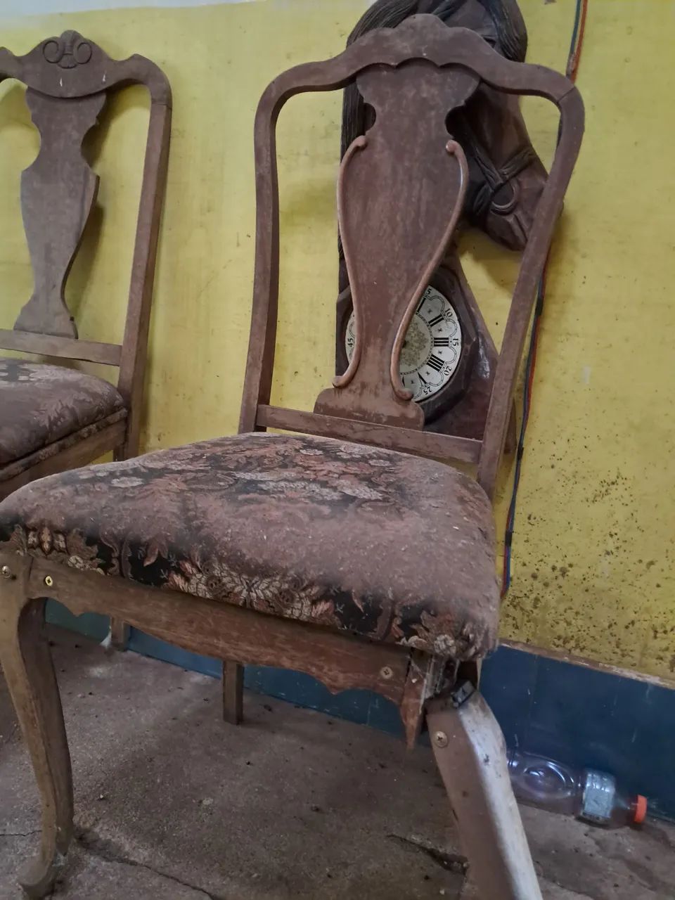 Cadeiras antigas quebradas 
