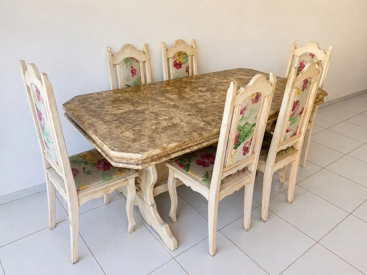 Mesa de madeira amarela com 6 cadeiras - Foto 2