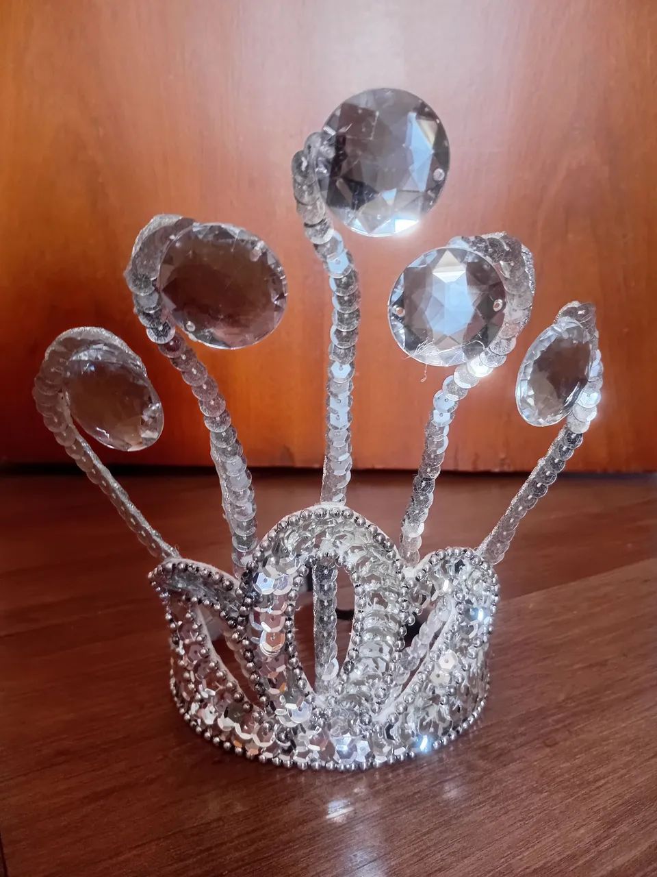 Tiara de Lantejoulas Prateadas - Foto 2