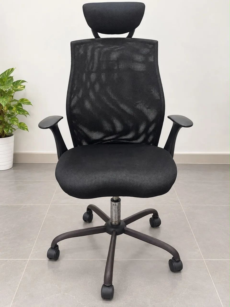 Cadeira Ergonômica de Escritório com Encosto em Tela e Apoio de Cabeça