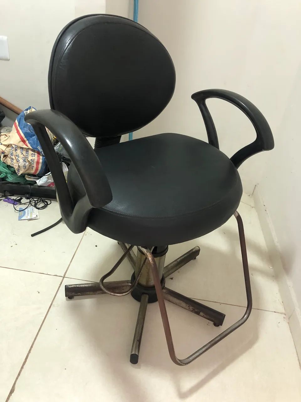 Vendo as duas cadeiras pra barbeiro  - Foto 3