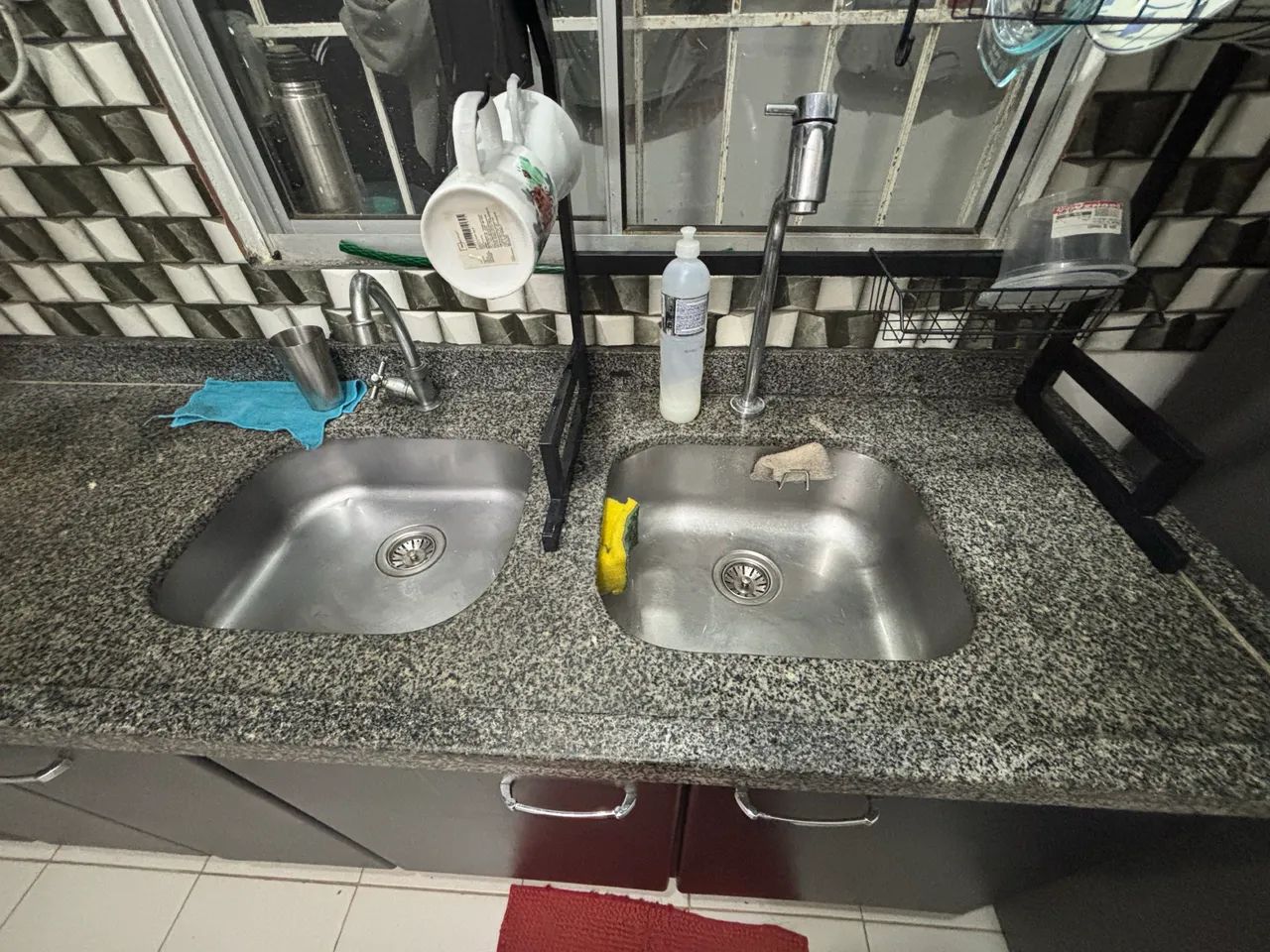 Bancada de pia com cubas e torneira .