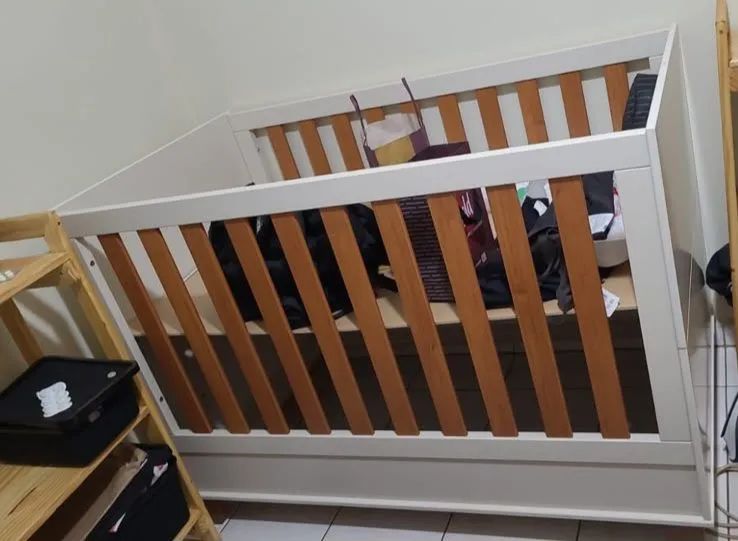 Berço de bebê e cama 