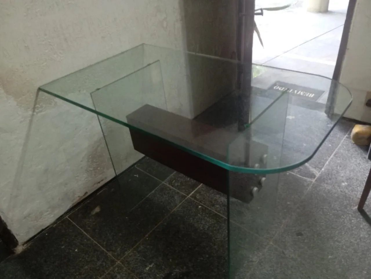 Mesa de vidro seminova de 2 cadeiras completa 