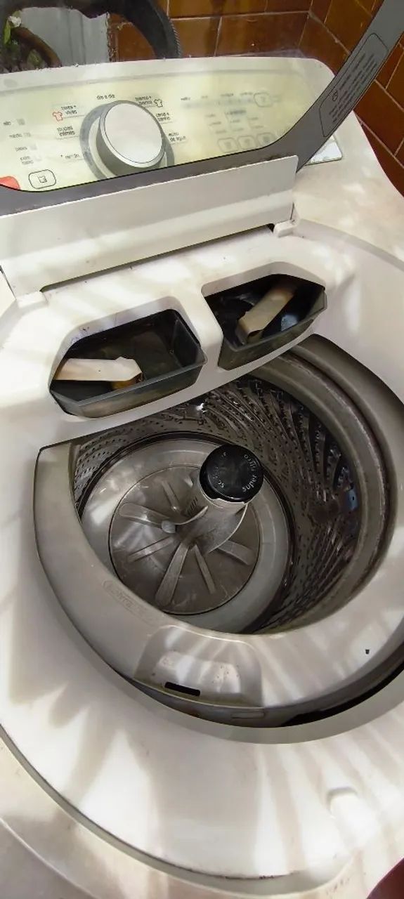 Máquina de lavar Brastemp 12kg com defeito. Vazando água por baixo - Foto 2