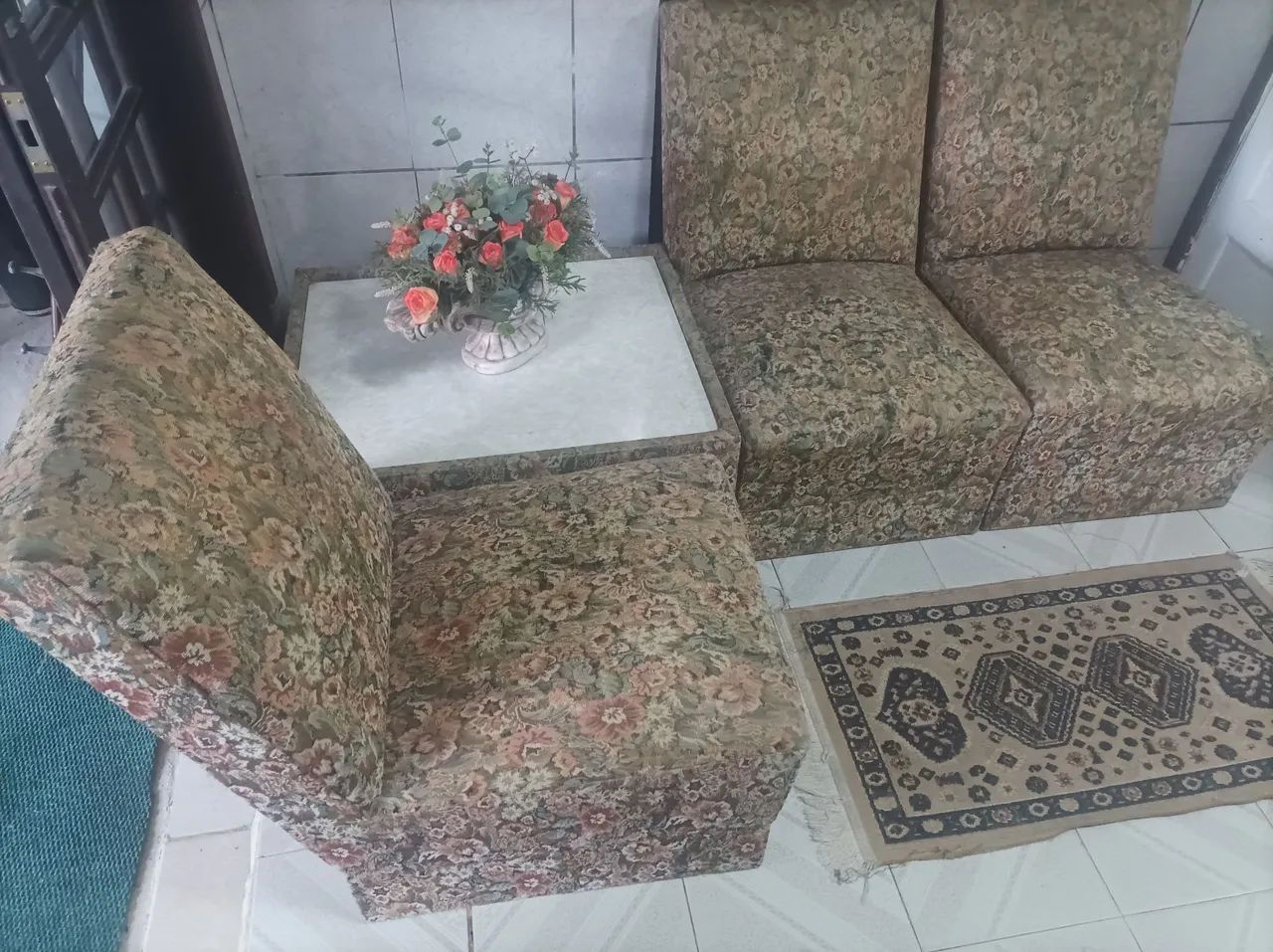 Conjunto de sofá modulado com 03 poltronas e uma mesinha  - Foto 3