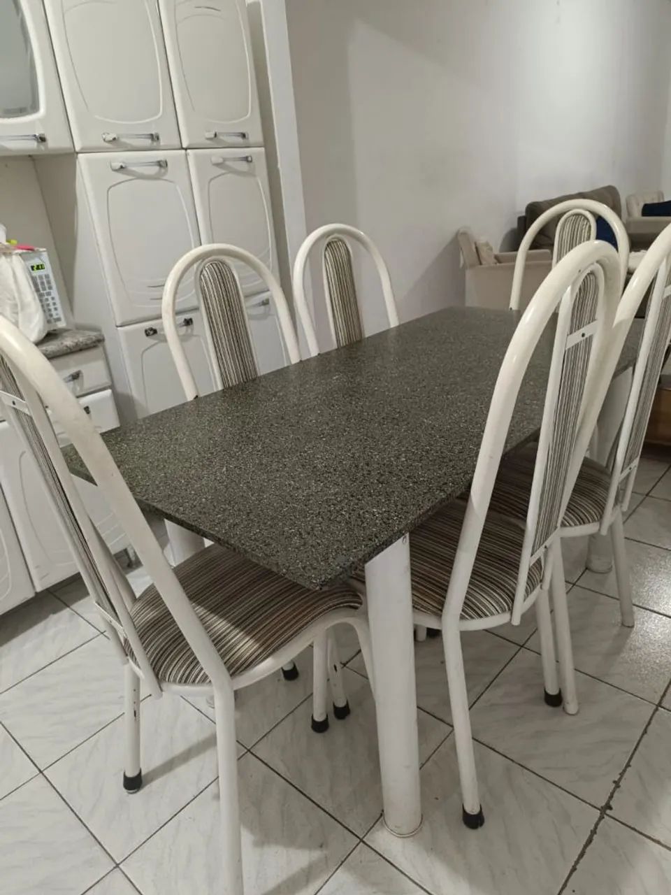 Mesa de mármore com 6 cadeiras