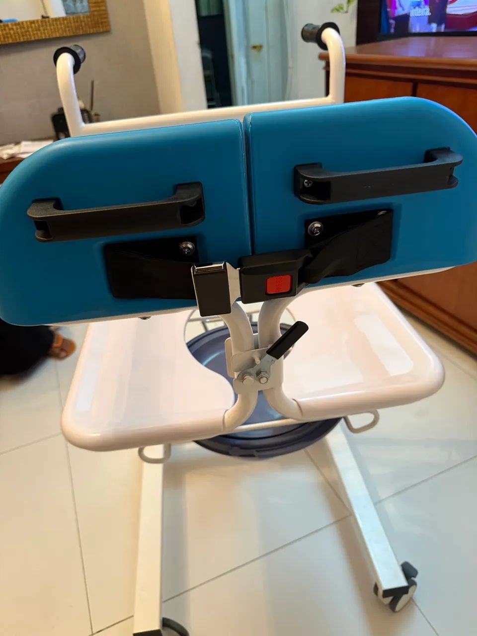 Vendo cadeira de rodas nunca usada! - Foto 5