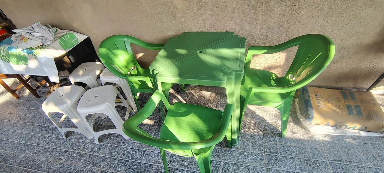 Jogo de mesa com 3 cadeira mais 4 banquetas - Foto 3
