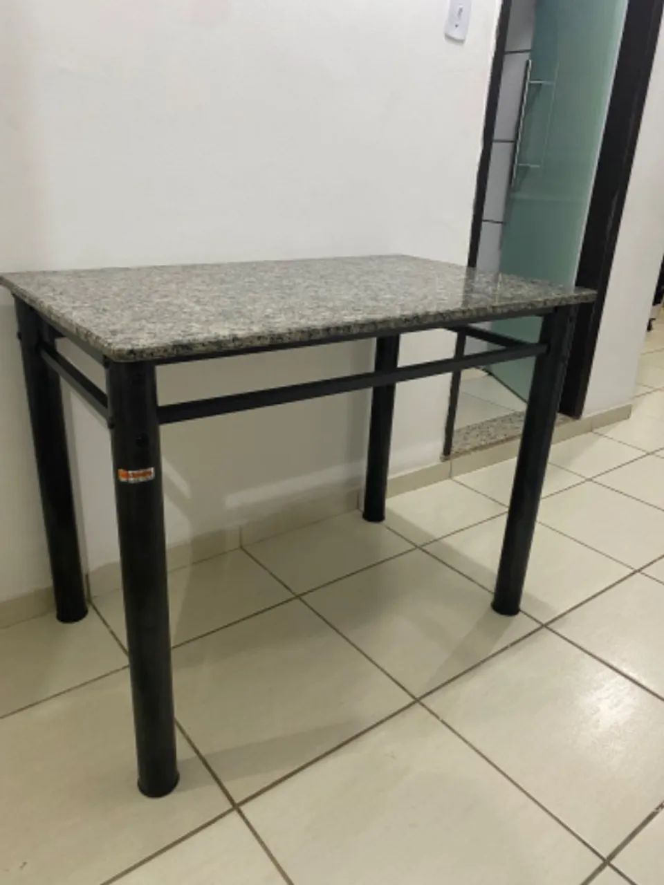 Mesa retangular de granito 