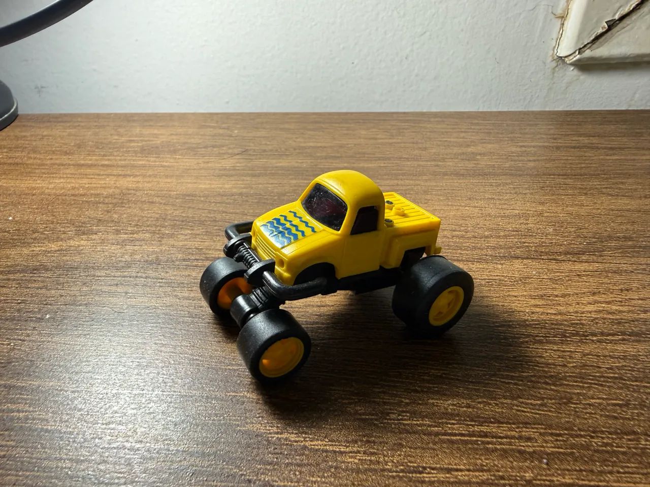 Carrinho com rodas móveis miniatura anos 90 