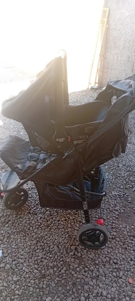 Carrinho de bebê Cosco Toffy com bebê conforto  - Foto 3