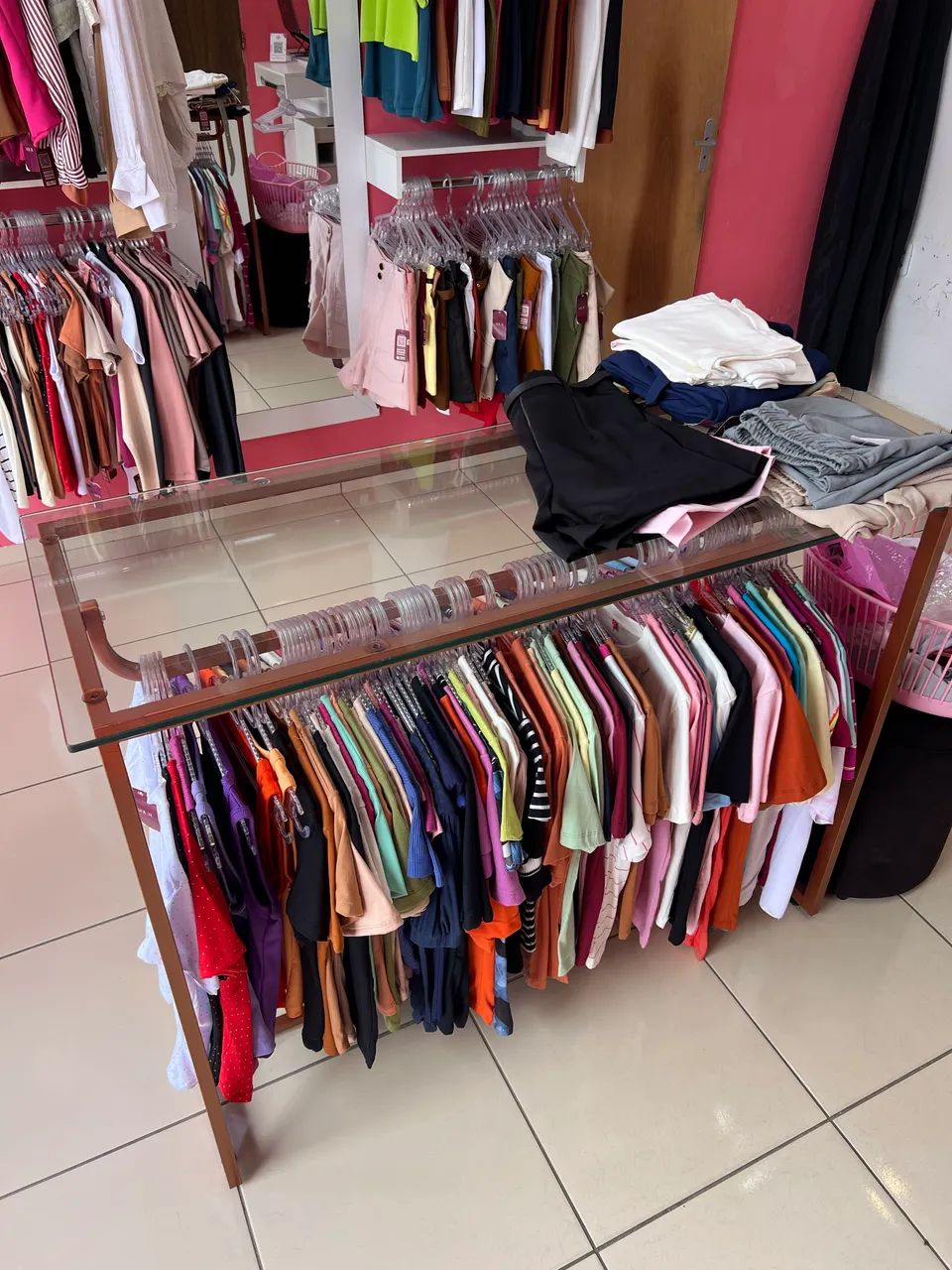 Móvel/ Arara central de vidro para loja de roupa  - Foto 4