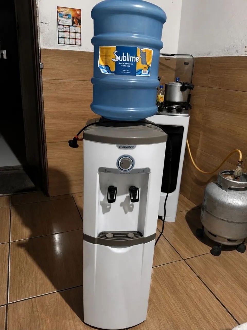 bebedo gela água 