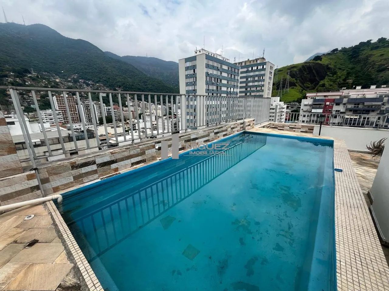 Vendo cobertura com completa estrutura de lazer com 5 quartos
