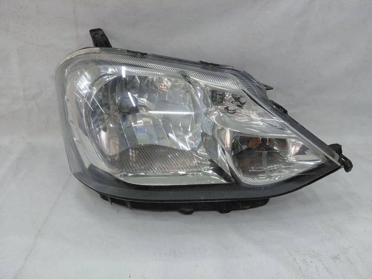 Farol Etios direito 