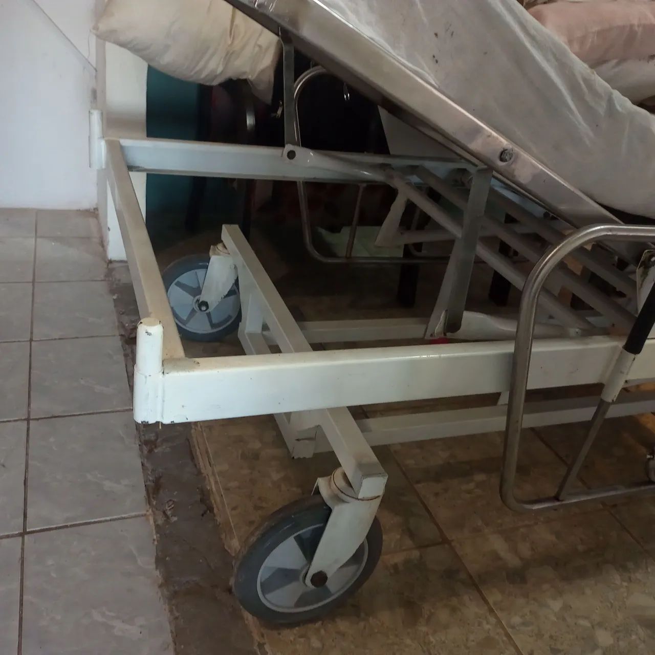 Cama hospitalar com rodas e base de Inox - Foto 4