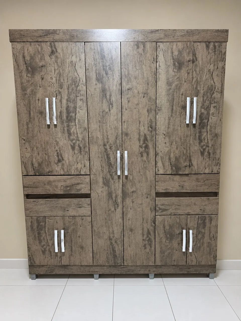 Guarda roupa 6 portas