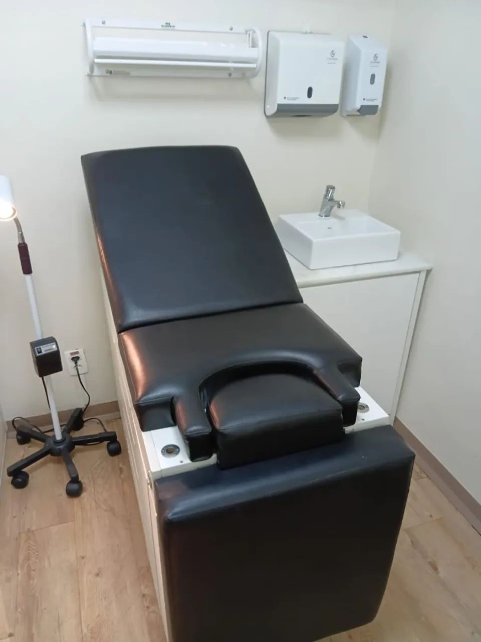 Mesa ginecológica com gabinete semi nova - Foto 4