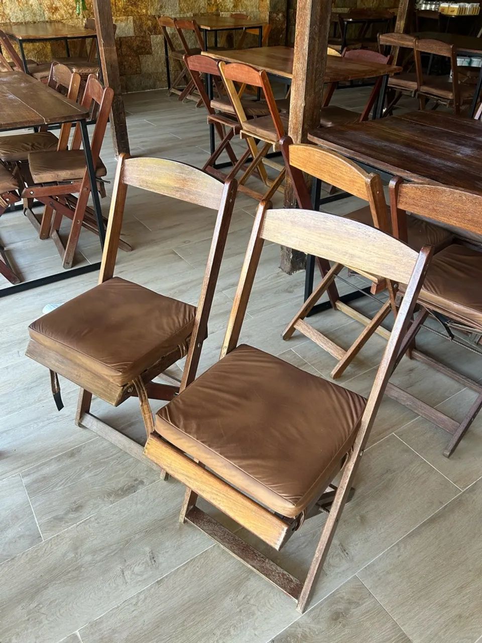Cadeiras de madeira para restaurante ou bar 
