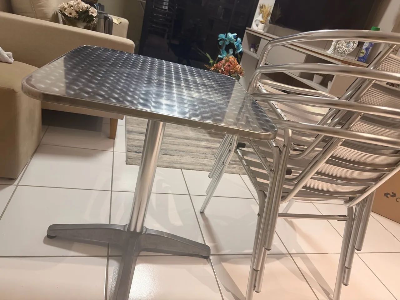Vende-se conjunto de mesa com 4 cadeiras 