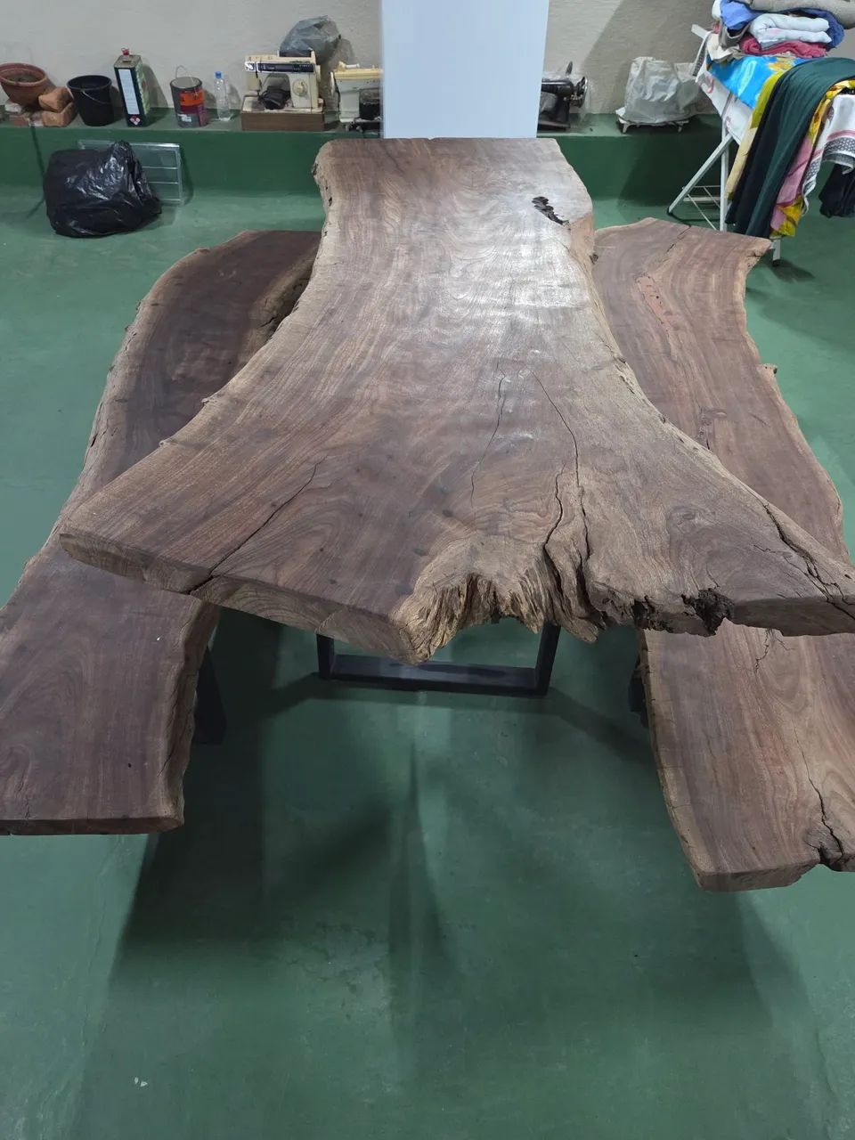 Mesa e bancos de madeira Angico com borda orgânica - Foto 2